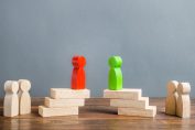 Deux figurines face à face figurant un conflit