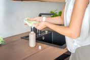 Une femme recharge un savon pour les mains avec une dosette