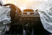 Voiture avec pare-brise fissuré et airbags déployés