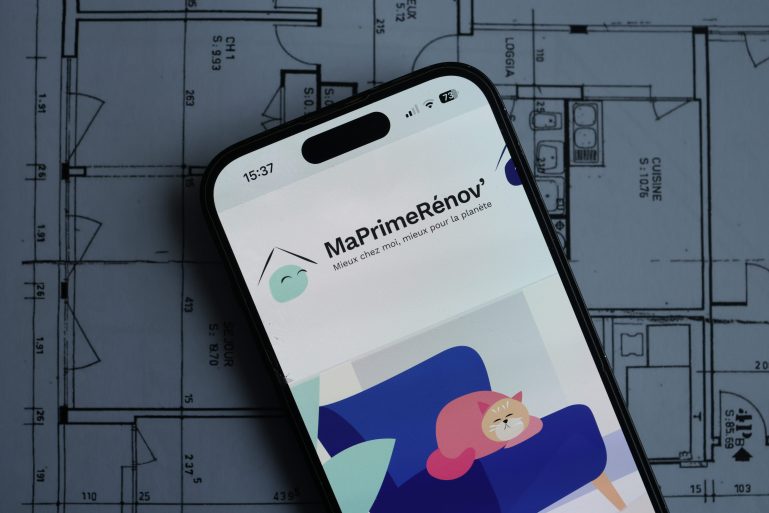 Une page MaPrimeRénov' sur un téléphone