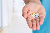 Des médicaments dans la main d'un patient