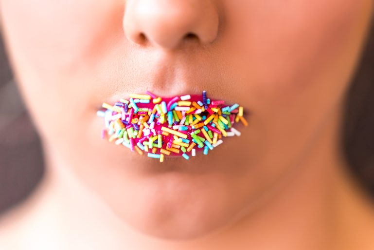 Pépites de sucre sur les lèvres d’une femme