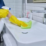 Nettoyage d'un lavabo avec un spray nettoyant