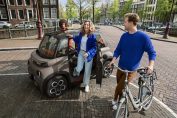 Une jeune femme sort d'une voiture sans permis