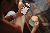 Une femme consulte l'application de sa banque