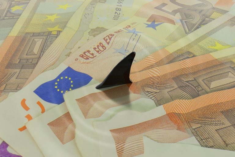 Une aile de requin sur des billets de banque