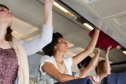 Des passagères rangent leur bagage cabine