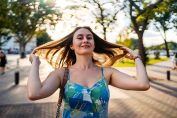Une jeune femme dans un parc