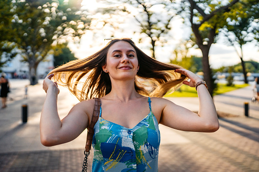 Une jeune femme dans un parc