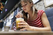Une jeune femme boit un Bubble Tea