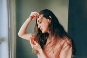 Une jeune femme met du collagène sur sa peau