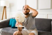 Un jeune homme subissant un coup de chaleur