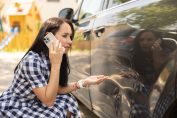 Une jeune femme découvre sa voiture abimée