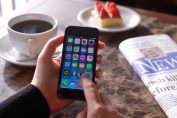 Un utilisateur d'appli sur un iPhone