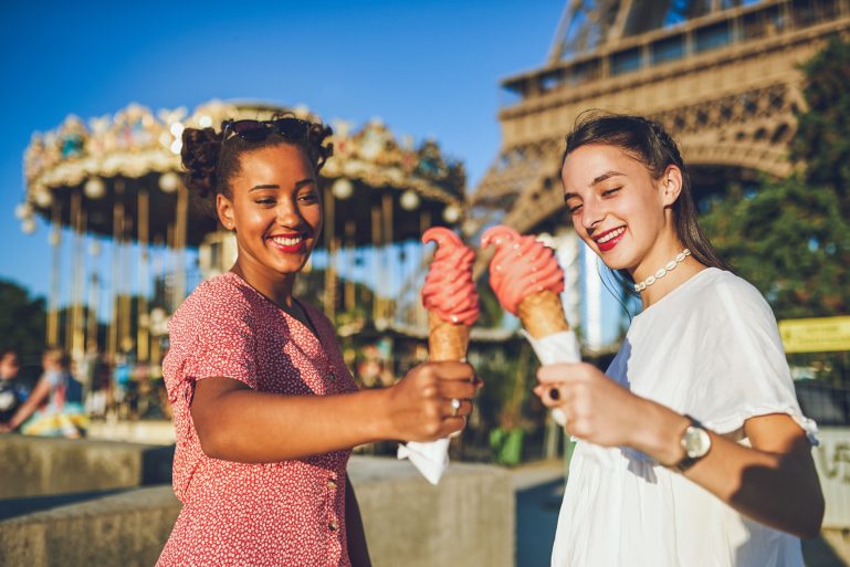 Deux jeunes remmes posent une glace à l'Italienne dans les mains