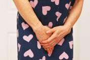 Une femme met ses mains sur son ventre