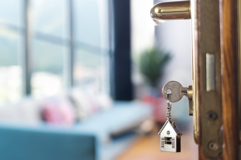Clés d'une location sur une porte