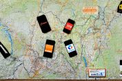 Quatre téléphones affichant les logos des quatre opérateurs français