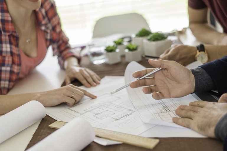 Des personnes discutent autour d'un plan