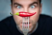 Un homme effrayé à l'idée de manger un piment