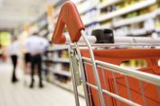 Un chariot dans une allée de supermarché