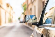 Un rétroviseur cassé