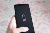 Un smartphone affichant un très bas niveau de batterie