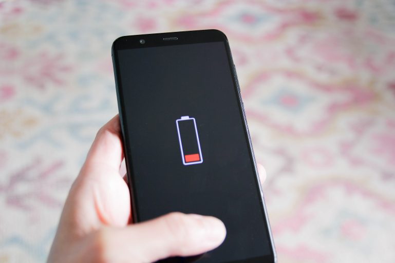 Un smartphone affichant un très bas niveau de batterie