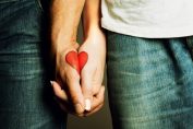 Un coeur dessiné sur les mains d'un couple
