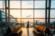 Une femme regarde un avion décoller
