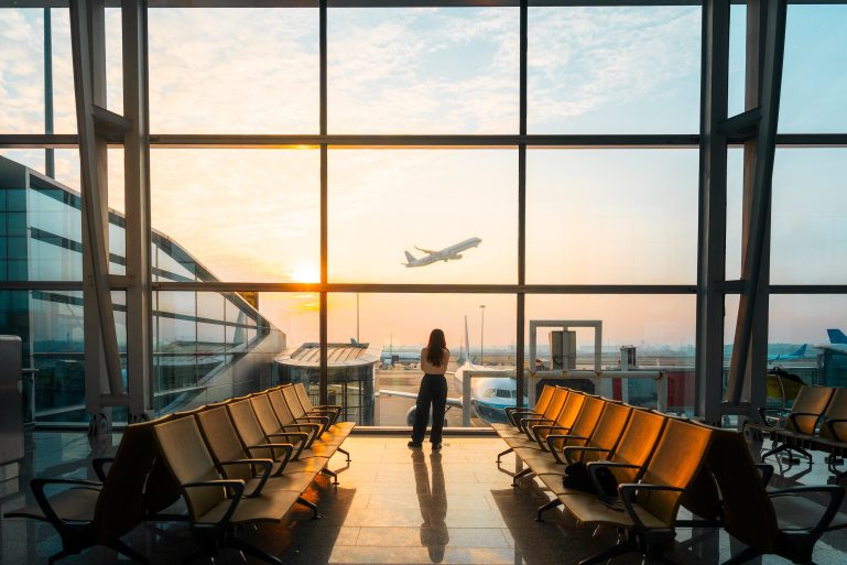 Une femme regarde un avion décoller
