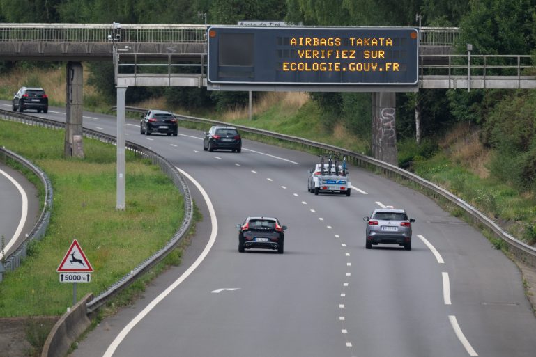 Un message d'information sur Takata sur une autoroute