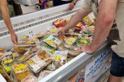 Un bac de produits en date courte dans un supermarché