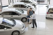 Des clients dans une concession automobile