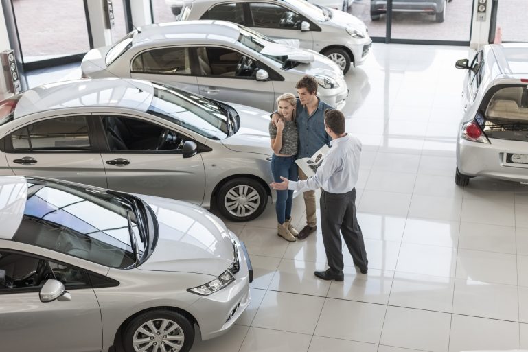 Des clients dans une concession automobile