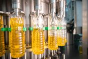 Bouteilles d'huile en train d'être remplies dans une usine