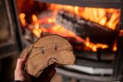 Bûche de bois qui fait la tête devant un feu