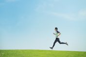Un homme fait un jogging