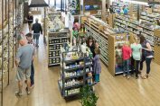 Des clients dans un magasin bio