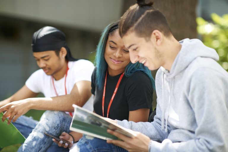 Trois étudiants discutent