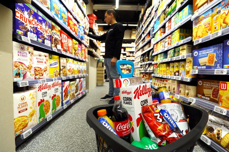 Un panier de course dans un supermarché