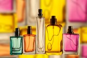 Des bouteilles de parfum vides