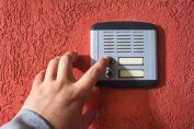 Un démarcheur sonne sur un interphone