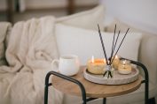 Des bougies parfumées et des bâtonnets dans un intérieur