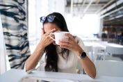 Une femme atterrée avec un café à la main