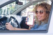 Une femme montre une pièce d'identité sur son téléphone