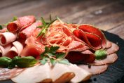 Un plat de charcuterie