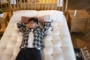 Un homme allongé sur un matelas