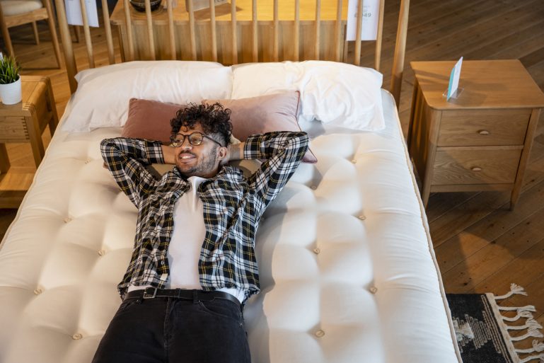 Un homme allongé sur un matelas