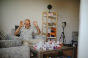Un homme devant des boites de médicaments